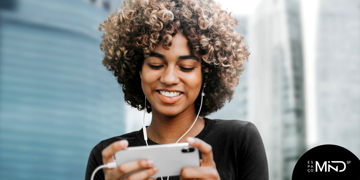 mulher acompanhando o crescimento de podcasts e videocasts