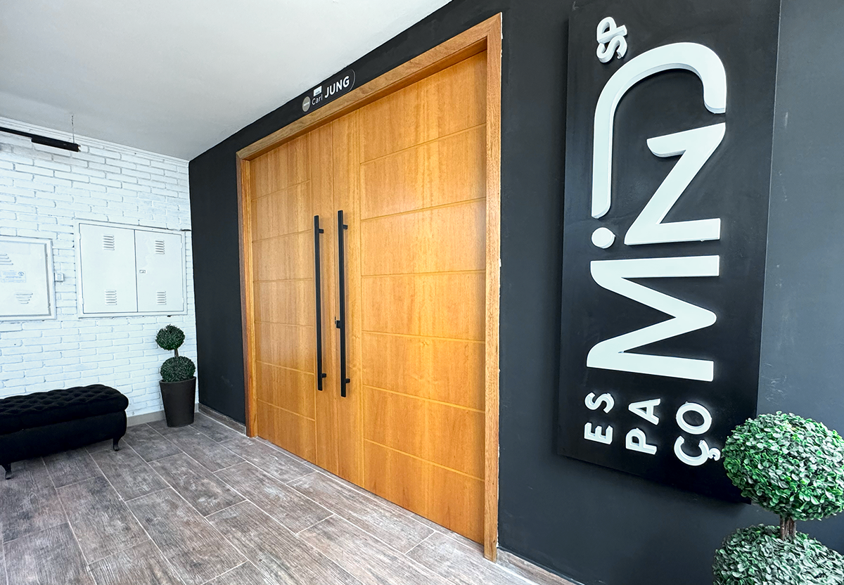 Entrada para auditório com porta ampla