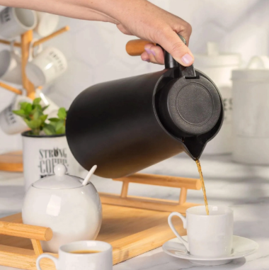 bandeja com café sendo servido