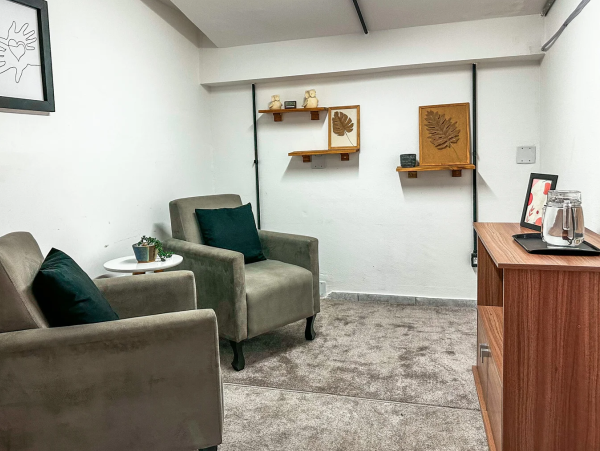 consultorio decorado com poltronas