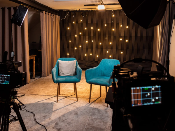 Estúdio audiovisual profissional com câmeras, iluminação e cenário