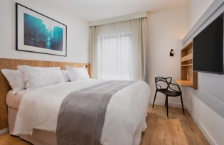 Quarto de hotel bem decorado