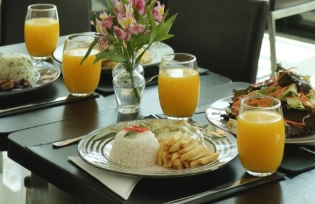 Mesa com almoço servido