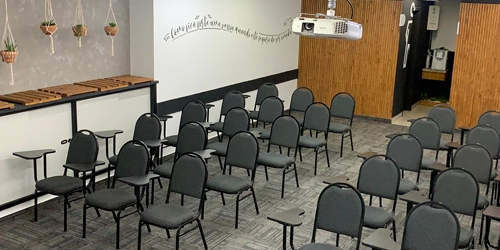 Auditório Freud — capacidade 50 pessoas, ambiente intimista