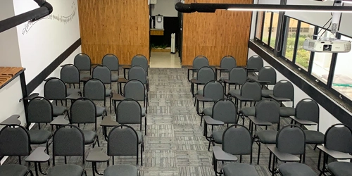 Auditório Freud — capacidade 50 pessoas, ambiente intimista
