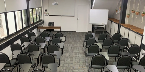 Auditório Freud — capacidade 50 pessoas, ambiente intimista