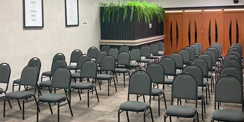 Auditório Hellinger — capacidade 100 pessoas, com equipamento audiovisual
