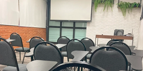 Auditório Hellinger — capacidade 100 pessoas, com equipamento audiovisual