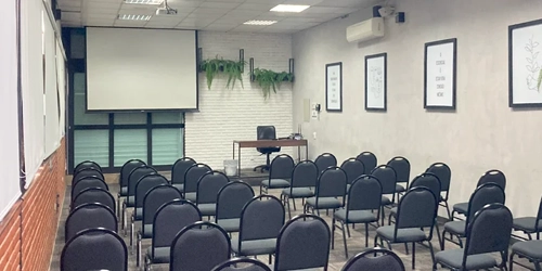 Auditório Hellinger — capacidade 100 pessoas, com equipamento audiovisual
