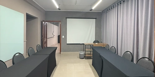Sala SATIR — até 16 pessoas, ideal para reuniões estratégicas