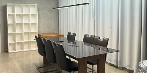 Sala SATIR — até 16 pessoas, ideal para reuniões estratégicas