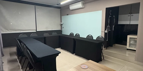 Sala SATIR — até 16 pessoas, ideal para reuniões estratégicas