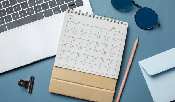 calendário sobre mesa de escritório