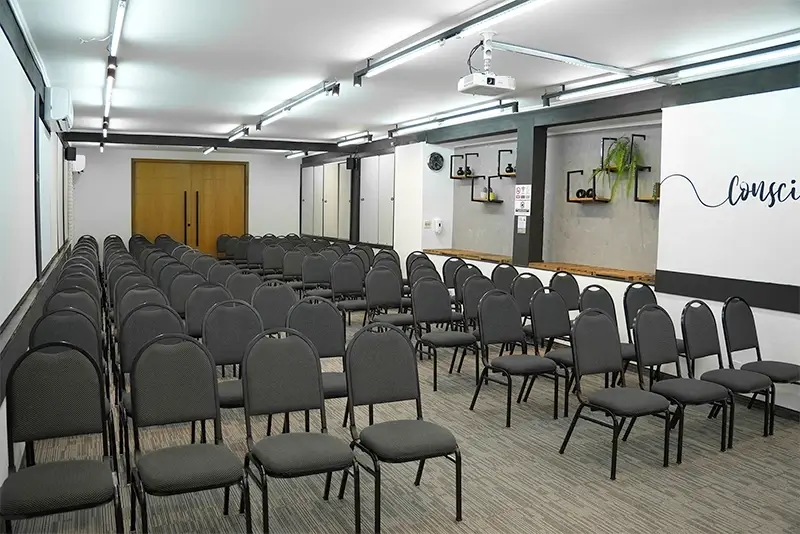 auditorio com cadeiras organizadas